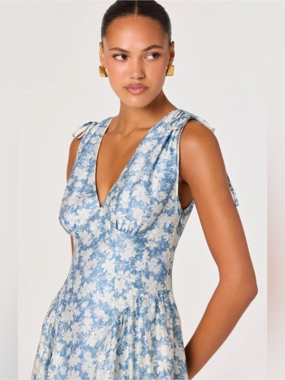NWT Size L - ASTR The Label Emmery V-Neck Midi Dress (NWT US$ 178)